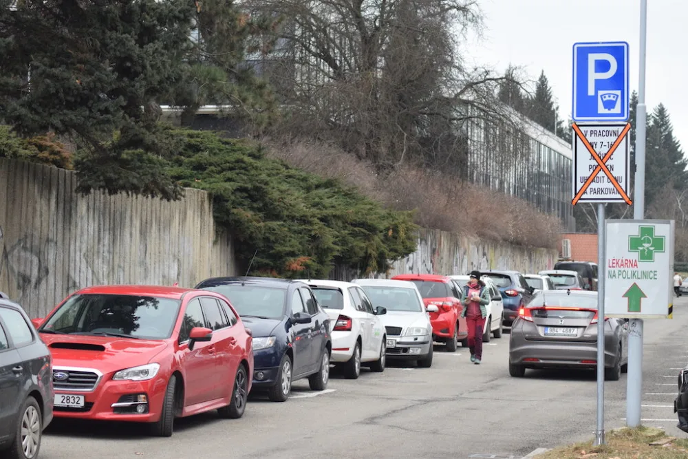 V Brně řidiči zaplatí za parkování na Halasově náměstí. Má to zlepšit dostupnost polikliniky