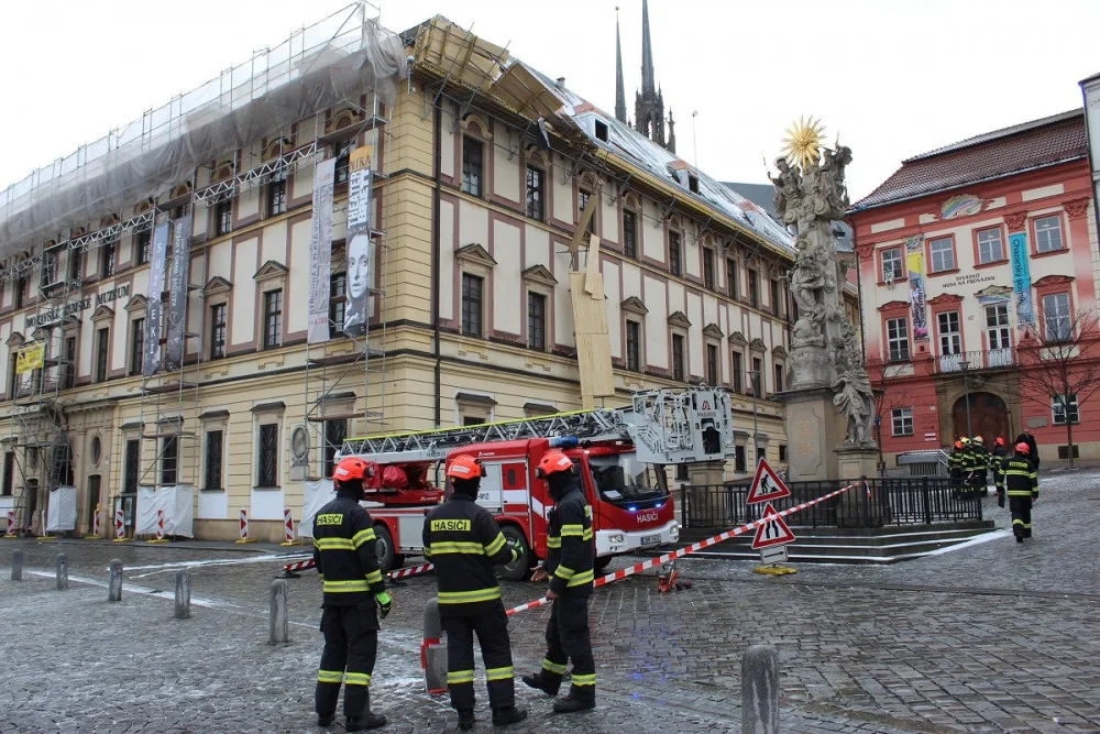 Sněhová bouře v Brně smetla lešení z budovy muzea na Zelném trhu