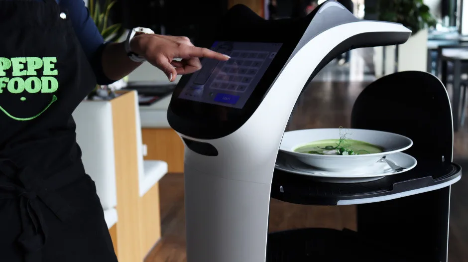 Brno má restauraci, kde obsluhuje robot. Jmenuje se Bella a mluví plynně česky.