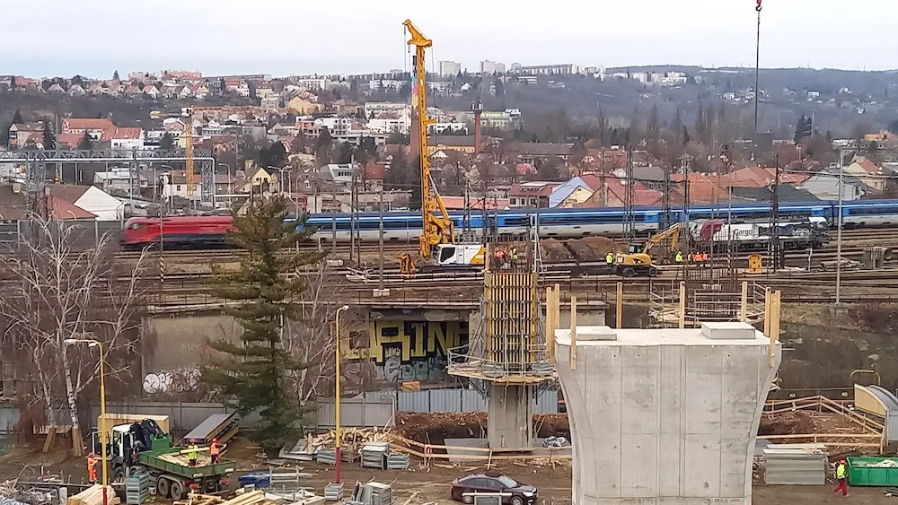 V Brně staví estakádu. Bude součástí dopravní okruhu