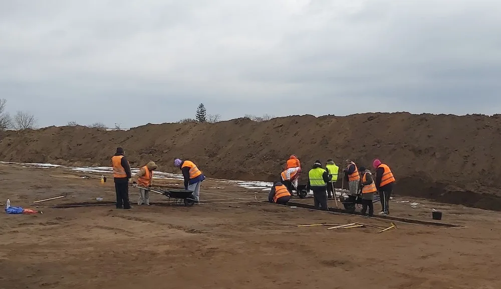 Jihomoravští archeologové jásají. Na trase dálnice D55 našli žárové hroby i nálezy z doby kamenné