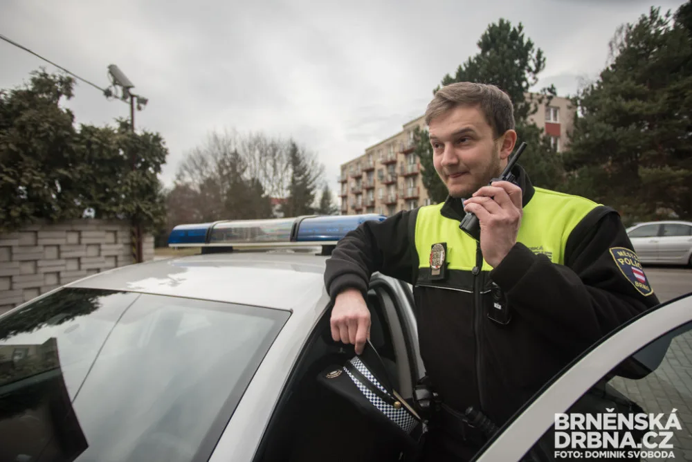 Usilovně mačkala zvonek a rozbíjela okno. Dotěrná žena v Brně vyžadovala nocleh