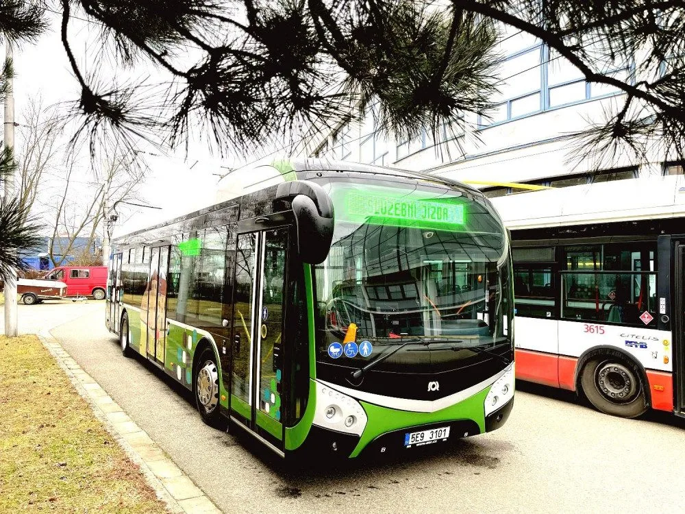 Zapůjčený elektrobus.