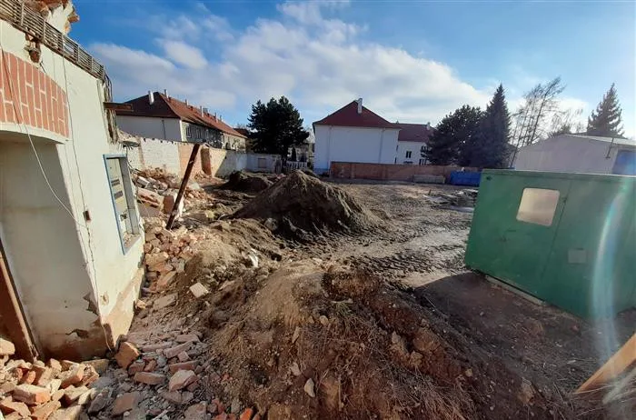Areál, kde probíhá demolice