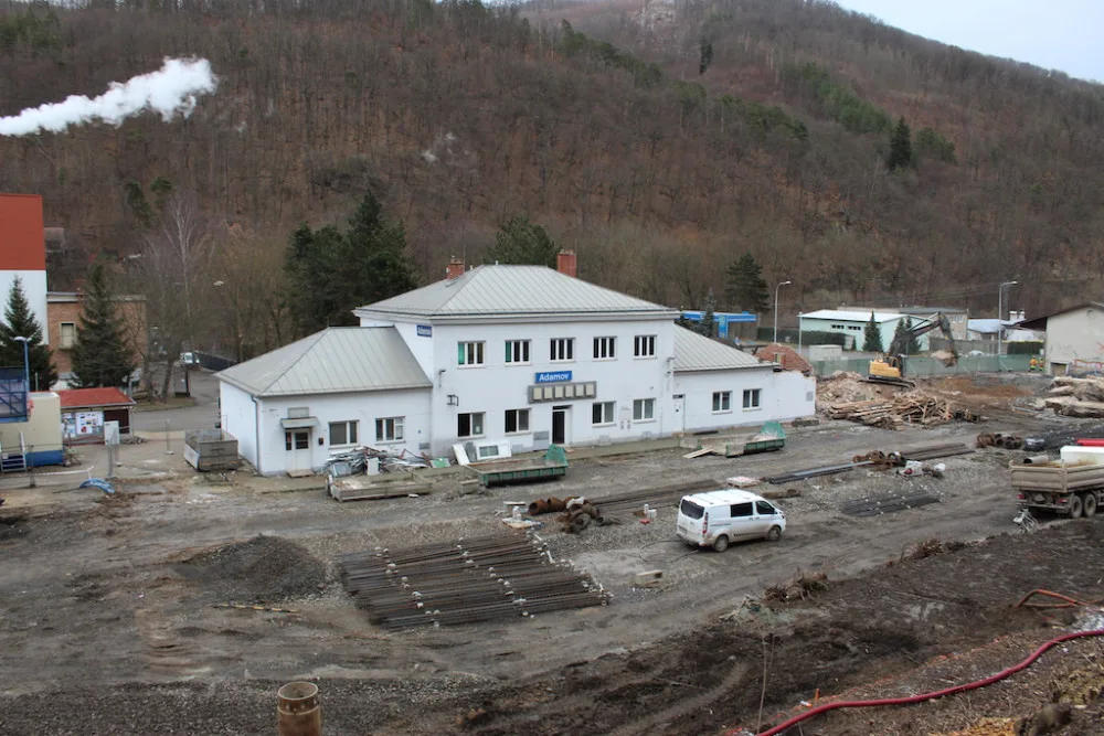Adamov je bez kolejí i nádraží. Vlaková trať z Blanska do Brna se rekonstruuje