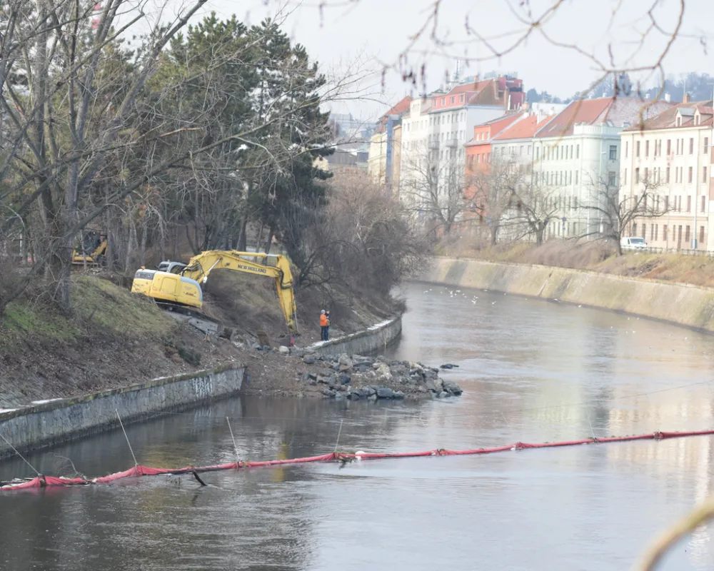Dopravní komplikace v Brně. U nábřeží Svratky čeká na řidiče omezení, zavřou se chodníky a cyklostezky