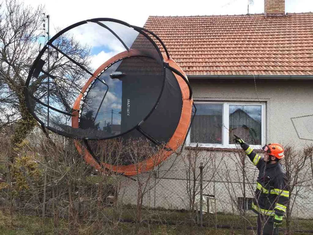 Na jižní Moravu dorazil silný vítr. Tisíce odběratelů jsou bez elektřiny