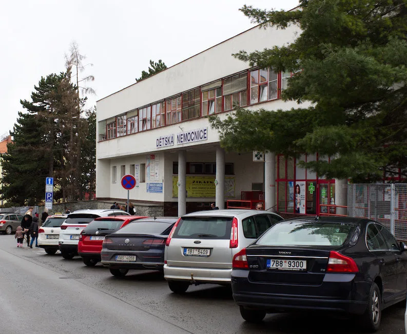 Konec problémů s parkováním. Dětská nemocnice v Brně se blíží parkovacímu domu