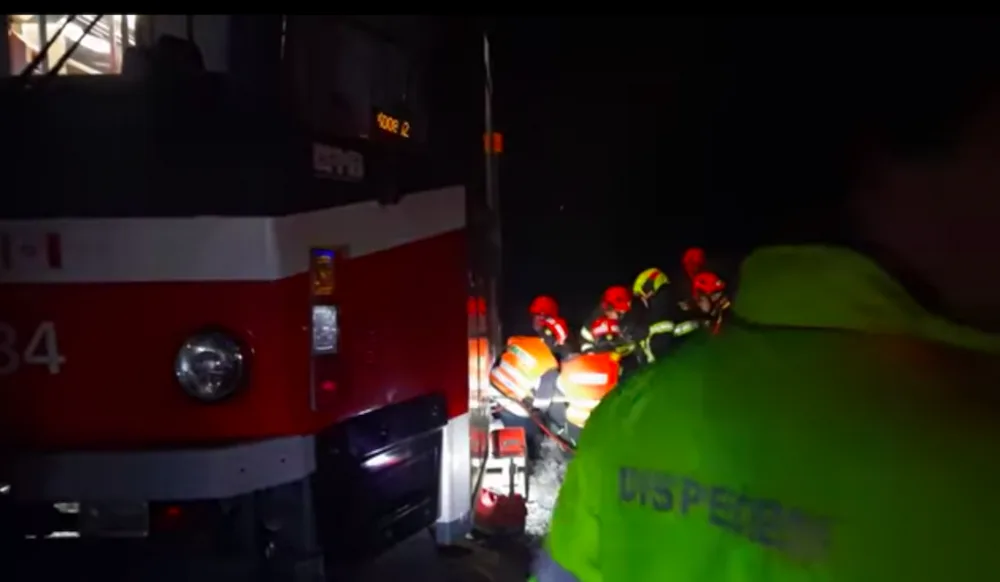 Důchodce v Brně srazila šalina, zůstal pod ní zaklíněný