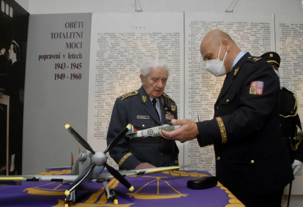 Poslední československý pilot RAF Emil Boček slaví devětadevadesáté narozeniny