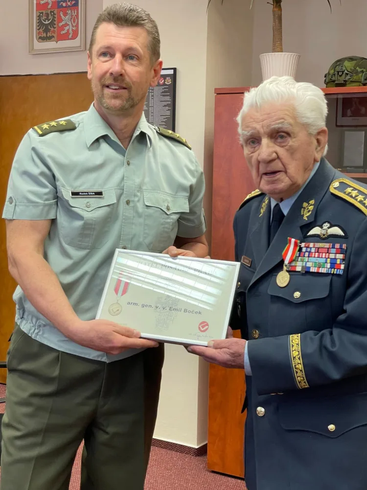 Poslední československý pilot RAF Emil Boček slaví devětadevadesáté narozeniny
