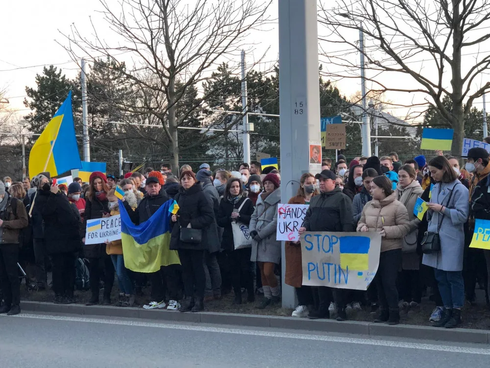 Před ruským konzulátem se sešli protestující