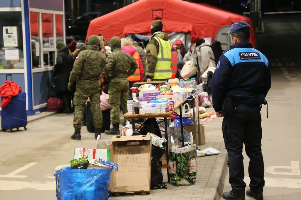 Ukrajinské ženy a děti čekají na hranicích s EU v mrazech desítky hodin