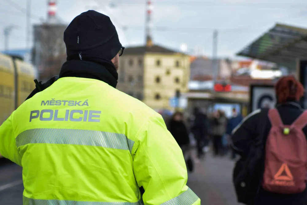 U brněnského nádraží řádili nezletilí výrostci, napadli strážníky