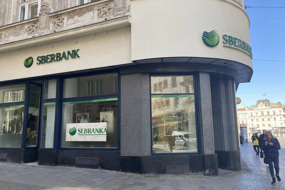 Aktivisté v Brně přejmenovali Sberbank. Vadí jim napojení banky na Rusko