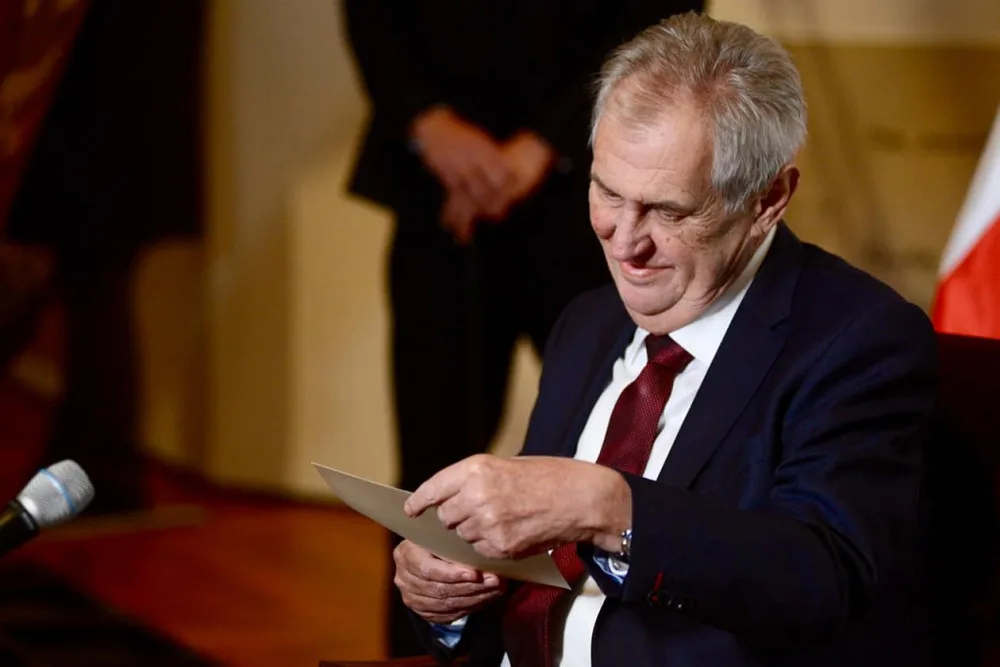 Zeman je spoluviníkem ruské agrese. Bývalí politici a signatáři Charty 77 vyzvali prezidenta k abdikaci