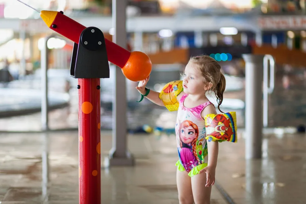 Aqualand Moravia má své superhrdiny, platí jim za to, že jezdí s dětmi na tobogánech