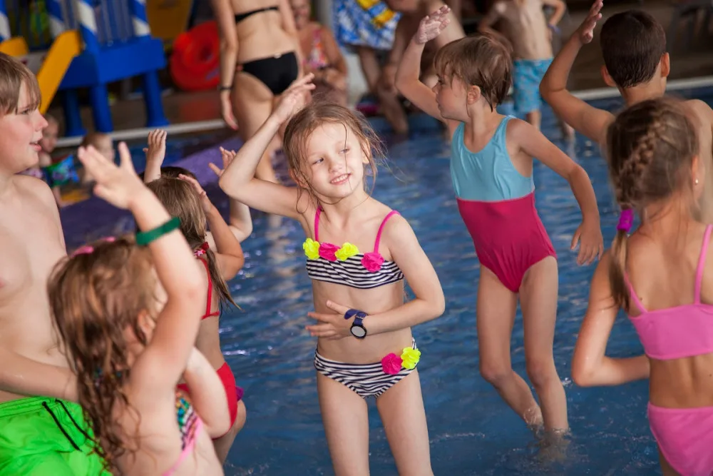 Aqualand Moravia má své superhrdiny, platí jim za to, že jezdí s dětmi na tobogánech