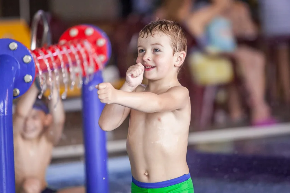 Aqualand Moravia má své superhrdiny, platí jim za to, že jezdí s dětmi na tobogánech