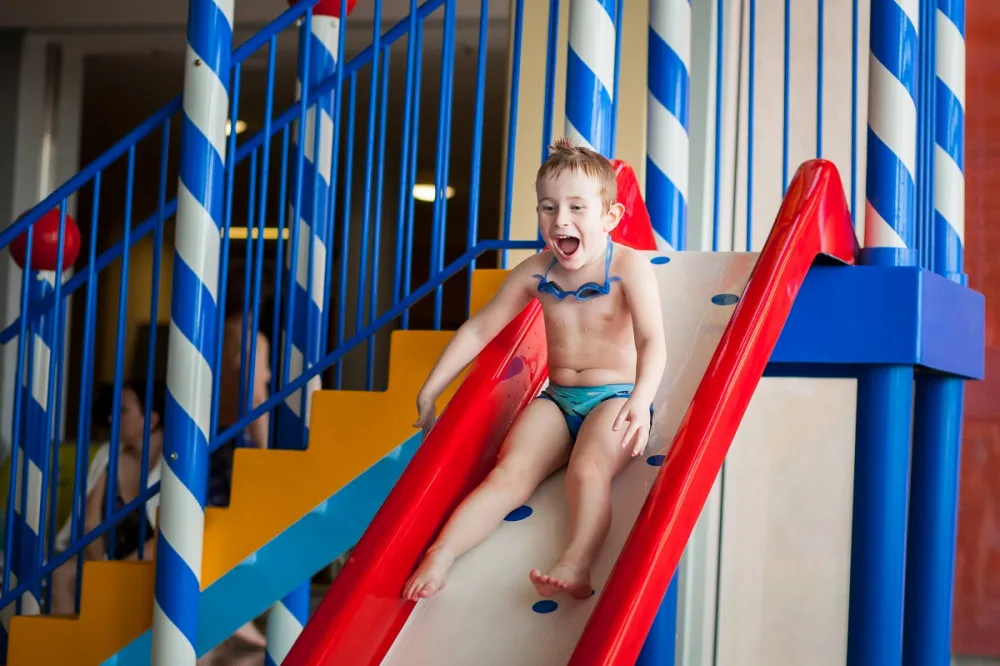 Aqualand Moravia má své superhrdiny, platí jim za to, že jezdí s dětmi na tobogánech