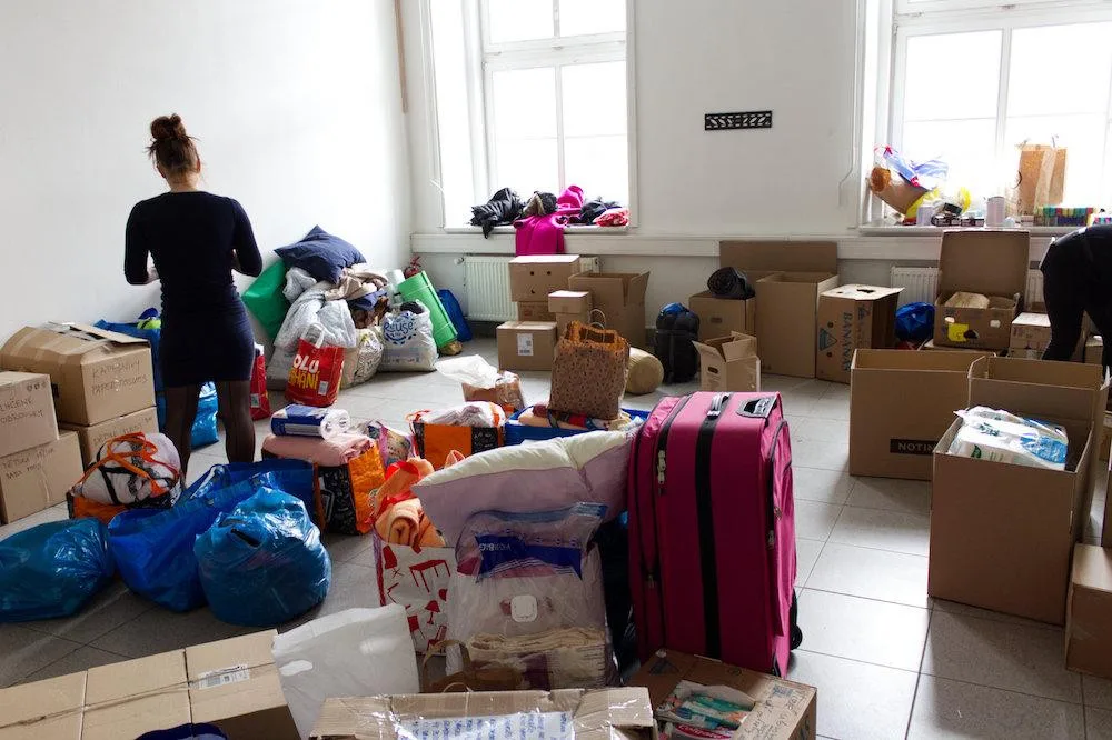 Plyšáci i hygienické potřeby. Brňané plní sběrná místa věcmi pro ukrajinské rodiny