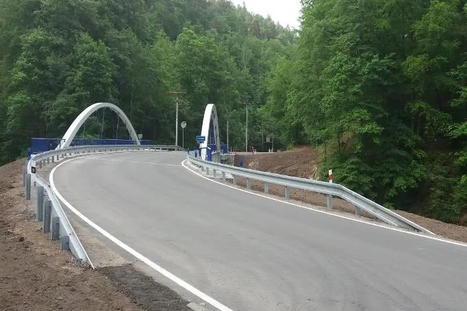 Mezi Bílovicemi a Adamovem dosloužila silnice. Nevydržela nápor vlakové výluky