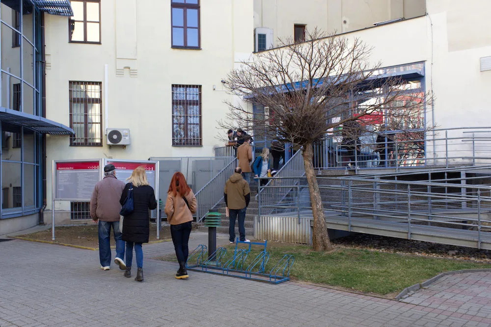 Lidé stojí před magistrátem v Brně hodinové fronty na pas