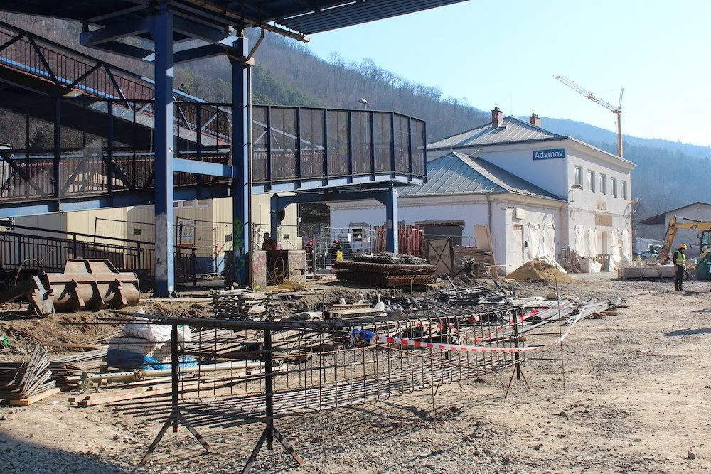 Mezi Brnem a Blanskem se letos rozjedou vlaky, slibují železničáři
