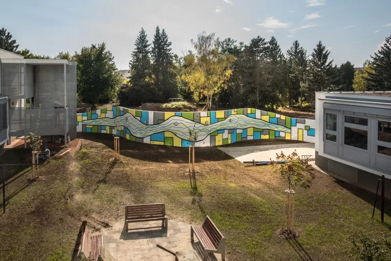 Zdravotníci z Brna udělali radost psychiatrickým pacientům. Pomalovali zeď v areálu nemocnice