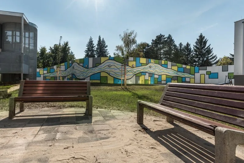 Zdravotníci z Brna udělali radost psychiatrickým pacientům. Pomalovali zeď v areálu nemocnice