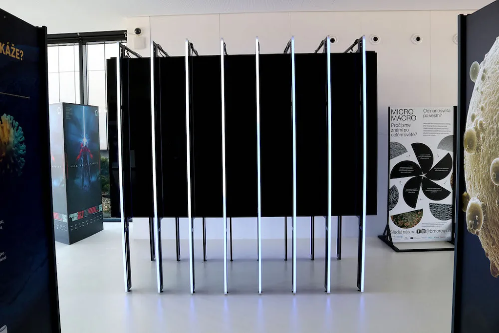 Unikátní spojení vesmíru a nanosvěta. Brněnská expozice boduje na světové výstavě i na hvězdárně