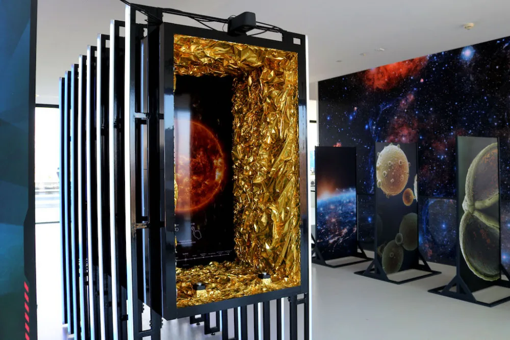 Unikátní spojení vesmíru a nanosvěta. Brněnská expozice boduje na světové výstavě i na hvězdárně