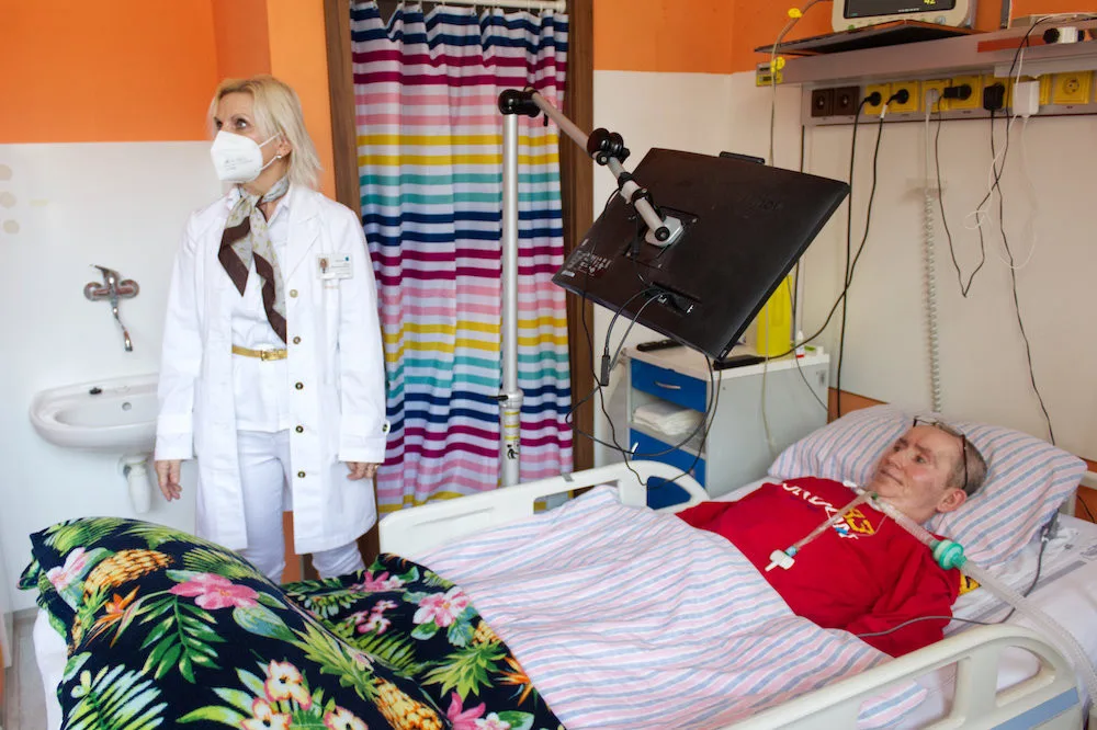 Ochrnul a hýbe jen očima. Pacientům na přístrojích pomáhají v brněnské nemocnici