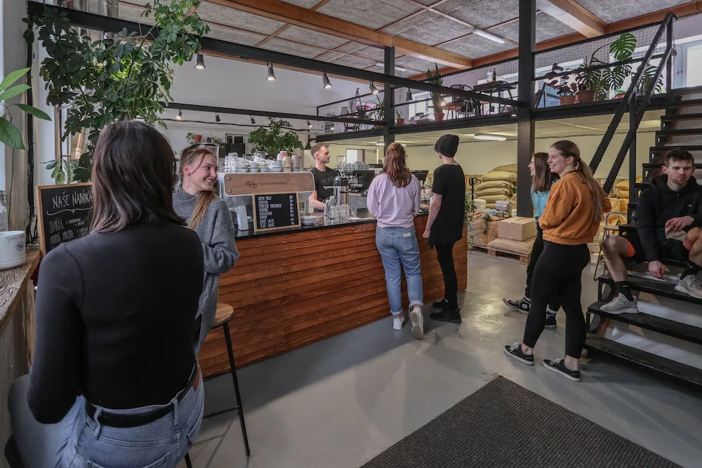 Jsme kávoví holisti. Důležitá je pro nás při výběru hlavně chuť, říkají majitelé qb coffee roasters