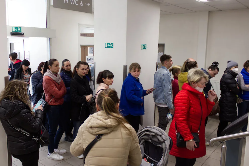 V Brně čekají Ukrajinci před pracákem několikahodinové fronty na státní příspěvky