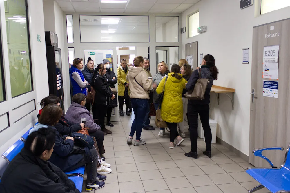 V Brně čekají Ukrajinci před pracákem několikahodinové fronty na státní příspěvky