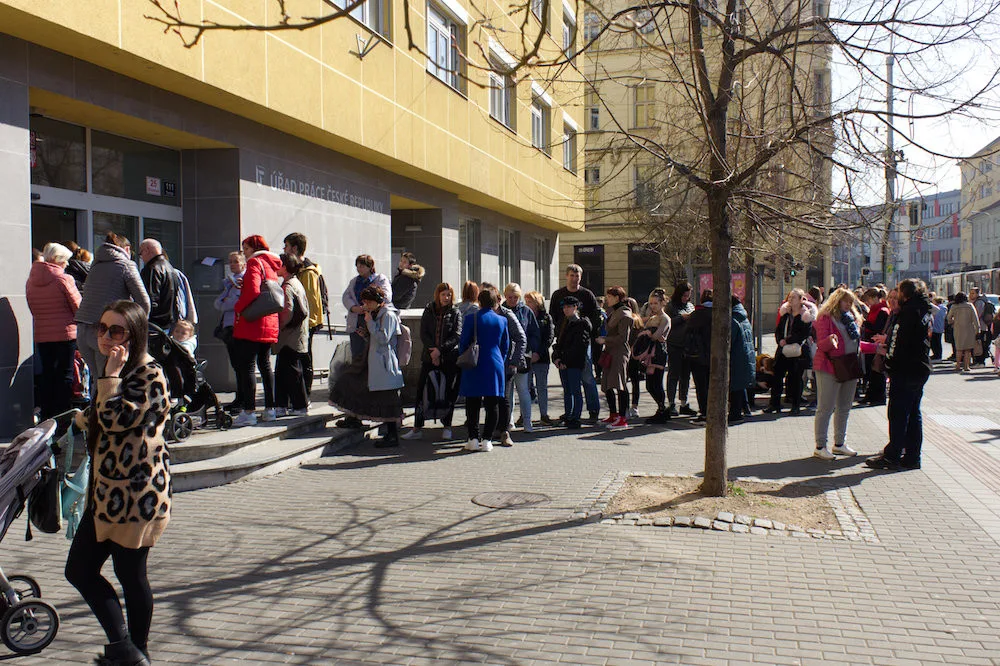 V Brně čekají Ukrajinci před pracákem několikahodinové fronty na státní příspěvky