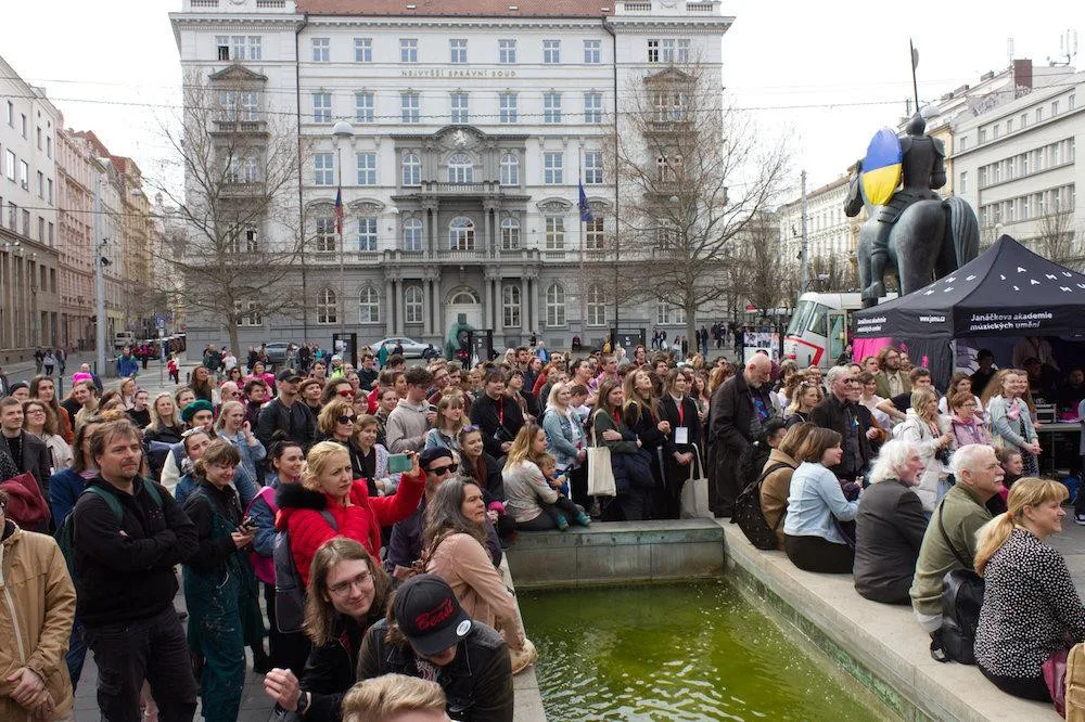 Pestrý průvod herců odstartoval divadelní festival v Brně