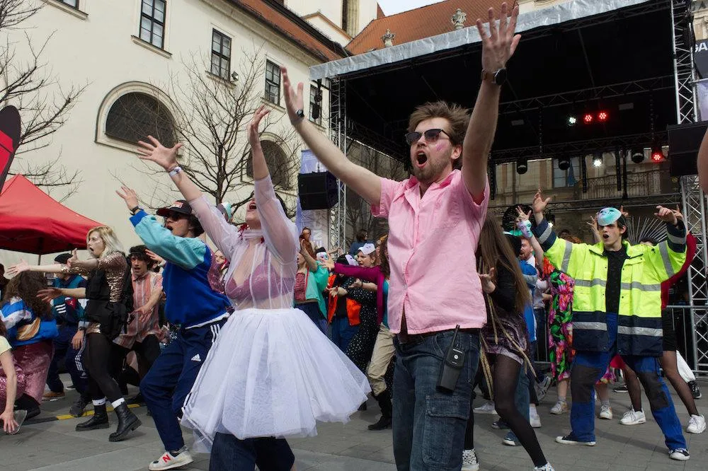 Pestrý průvod herců odstartoval divadelní festival v Brně