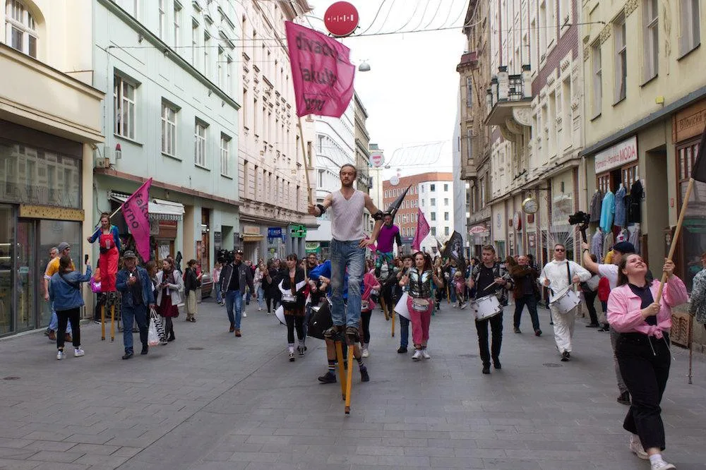 Pestrý průvod herců odstartoval divadelní festival v Brně