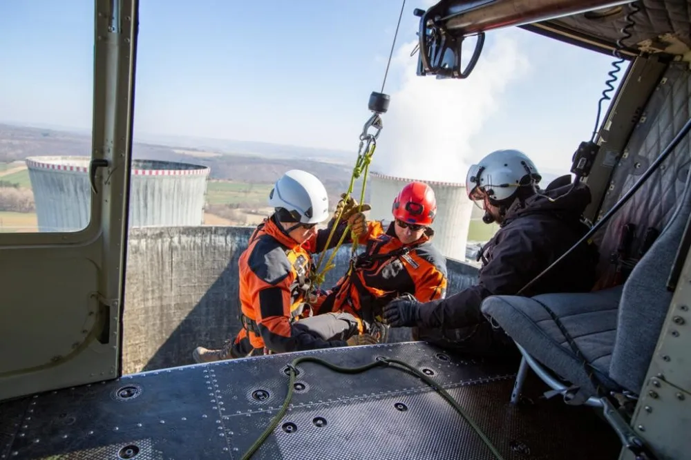 Vrtulník i záchranáři nad elektrárnou. V Dukovanech začalo speciální cvičení