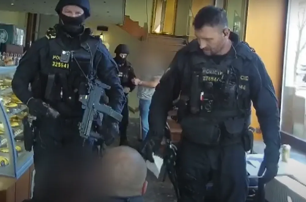 Brňany v kavárně děsil opilý muž se zbraní, který mluvil o válce na Ukrajině