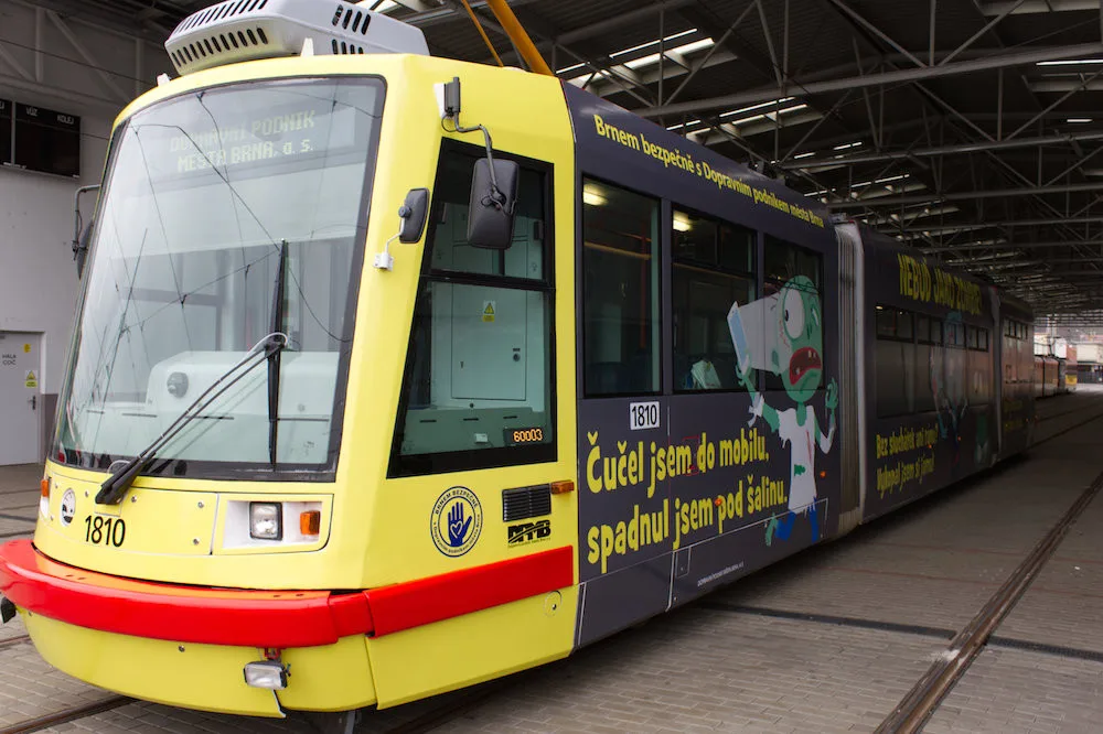 Brno bojuje proti zombíkům s mobily polepenou šalinou