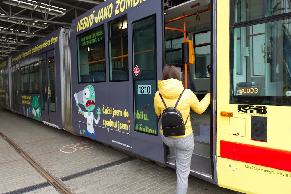 Brno bojuje proti zombíkům s mobily polepenou šalinou