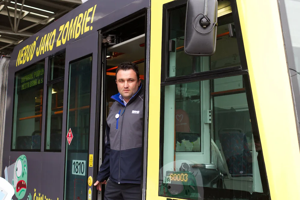 Brno bojuje proti zombíkům s mobily polepenou šalinou