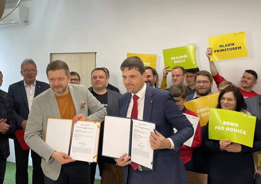 Kandidát na brněnského primátora Petr Hladík (vpravo) s předsedou STAN Vítem Rakušanem