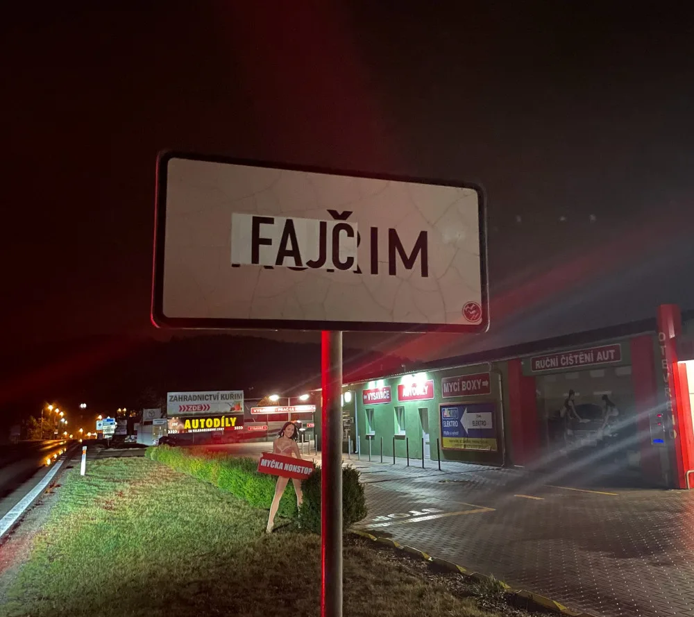 Vítejte ve Fajčimi. Recesisté přelepili dopravní značky v Kuřimi