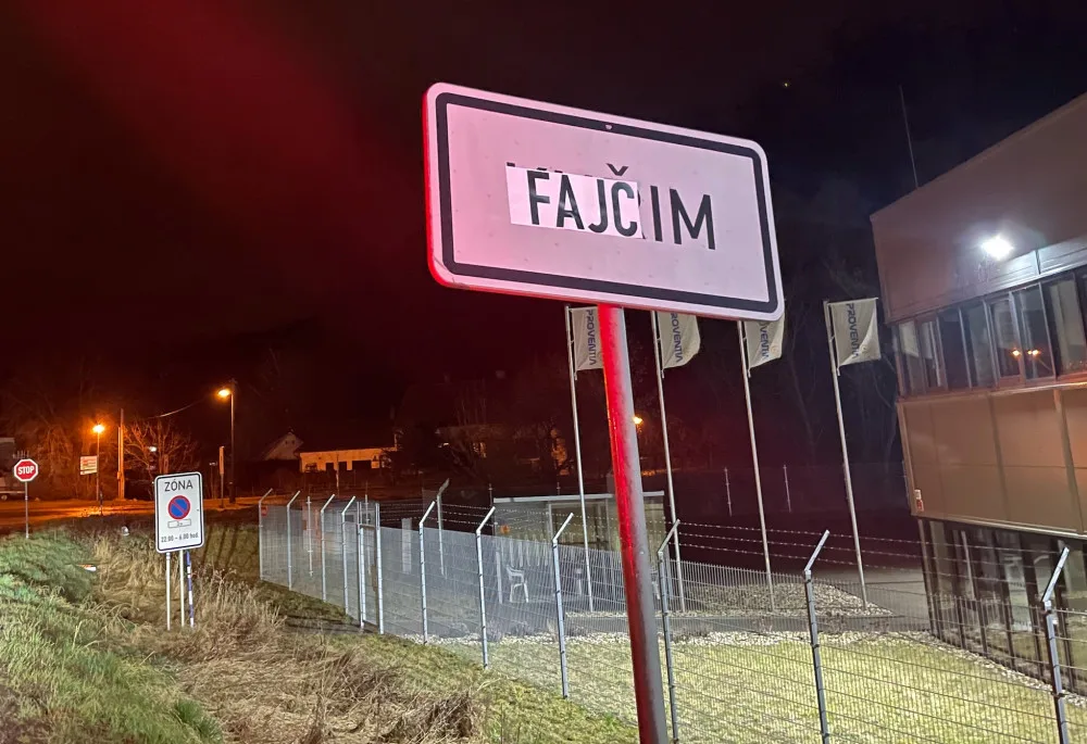 Vítejte ve Fajčimi. Recesisté přelepili dopravní značky v Kuřimi