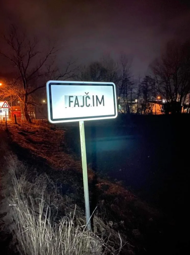 Vítejte ve Fajčimi. Recesisté přelepili dopravní značky v Kuřimi