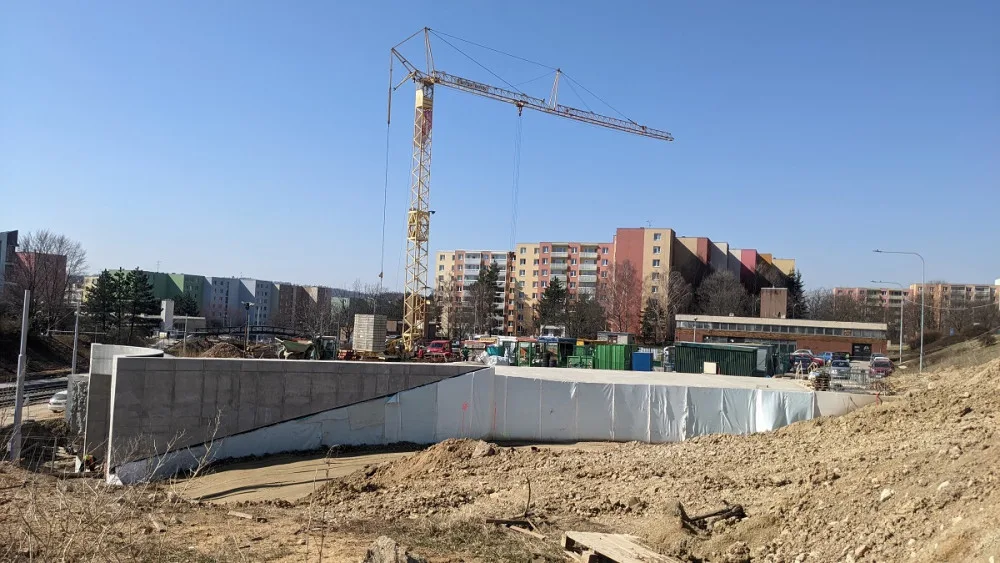 V tunelu do brněnského Kampusu začala pokládka kolejí